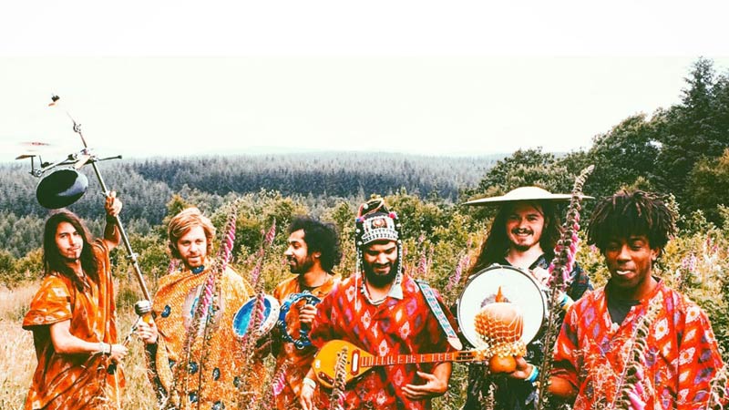 KUTXA BELTZA: Flamingods (upper room)